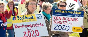 Bereits mehrmals sind die Postbank-Mitarbeiter auf die Straße gegangen, um ihren Forderungen Nachdruck zu verleihen.