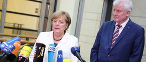 Hände gefaltet. Angela Merkel und Horst Seehofer geben vor der großen Sondierungsrunde am Freitag ein Statement ab.