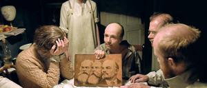 Die gute alte Zeit. Ursina Lardi (Lenin, mit Glatze) im Kreis der Revolutionäre.