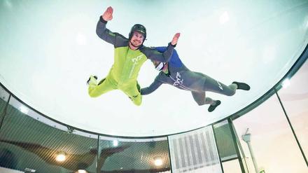 Abgehoben. Der Probeflug lief schon mal gut. Bald können auch die Berliner im 32 Meter hohen Kanal bei 280 km/h Windgeschwindigkeit schweben. 