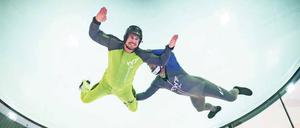 Abgehoben. Der Probeflug lief schon mal gut. Bald können auch die Berliner im 32 Meter hohen Kanal bei 280 km/h Windgeschwindigkeit schweben.