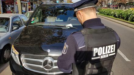 Kommissar Reichelt im Einsatz gegen Zweite-Reihe-Parker am Kottbusser Damm im Oktober 2017.