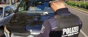 Kommissar Reichelt im Einsatz gegen Zweite-Reihe-Parker am Kottbusser Damm im Oktober 2017.