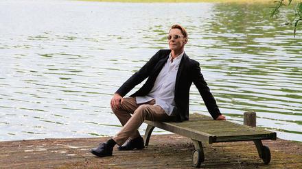 Wolfgang Joop vor seiner "Villa Wunderkind" am Heiligen See. 