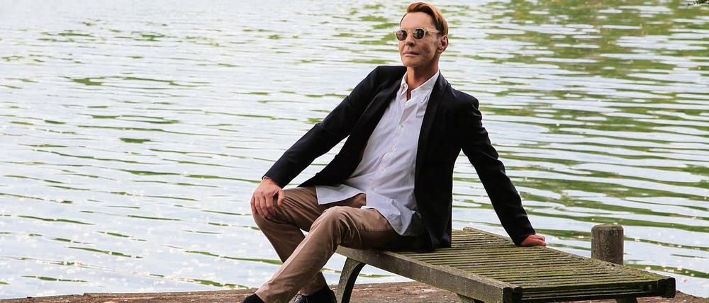 Wolfgang Joop vor seiner "Villa Wunderkind" am Heiligen See. 