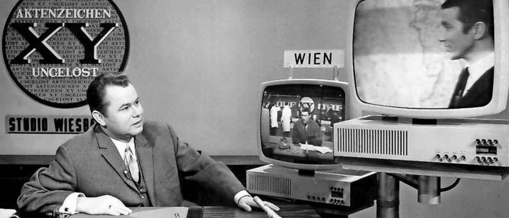 Interaktiv und international. Eduard Zimmermann (l.) beteiligte die Zuschauer in Deutschland, Österreich und der Schweiz in „Aktenzeichen XY ... ungelöst“ an der Suche und Ergreifung von Straftätern.