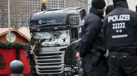 Polizisten vor dem zerstörten LKW am 20.12.2016 am Weihnachtsmarkt am Breitscheidplatz in Berlin.