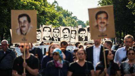 Demonstranten halten bei einer Kundgebung im Juli 2018 in München Schilder mit Porträt-Abbildungen der NSU-Opfer.