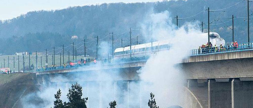 Großer Einsatz. Notfallübung auf der 65 Meter hohen und 798 Meter langen Talbrücke Froschgrundsee der Strecke Berlin–München bei Coburg.