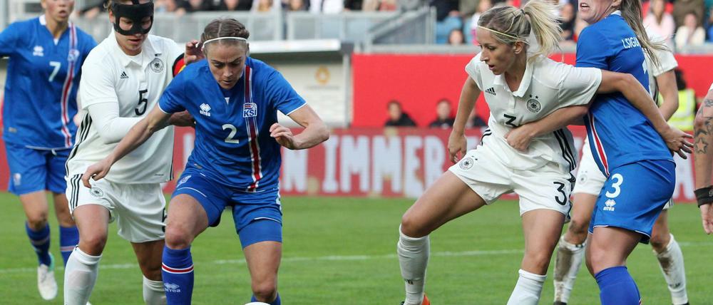 Babett Peter (l-r, Deutschland), Sif Atladottir (Island), Kathrin Hendrich (Deutschland) und Ingibjörg Sigurdardottir (Island) kämpfen um den Ball.