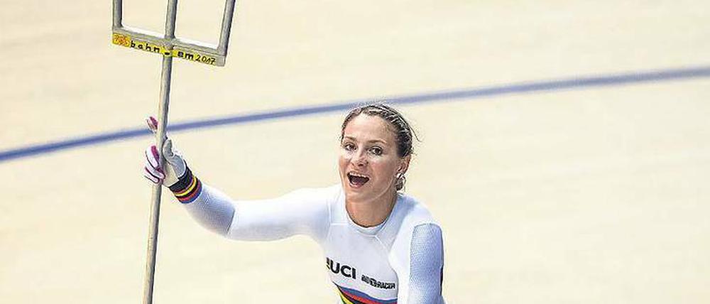 Auf Zack. Kristina Vogel feiert nach dem Sieg im Keirin-Rennen bei der Bahnrad-Europameisterschaft im Velodrom ihre Goldmedaille.