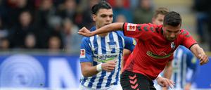 Karim Rekik (l.) und Freiburgs Marco Terrazzino kämpfen um den Ball. 