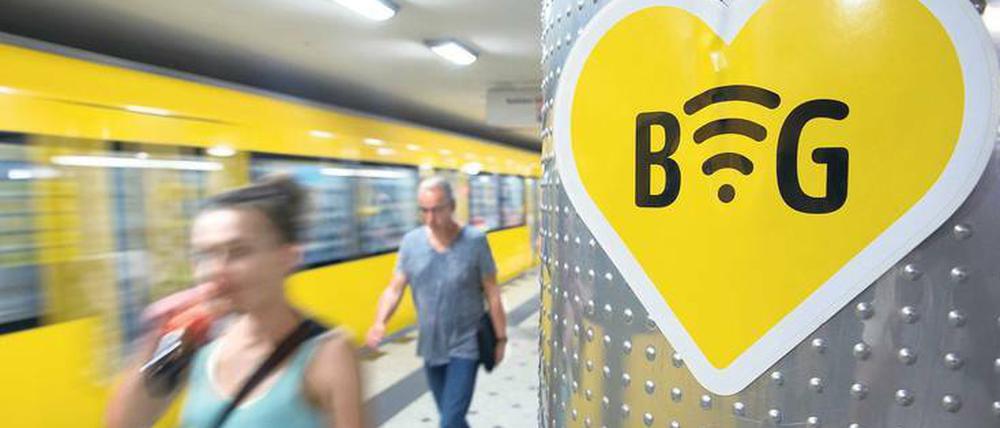 Liebe, die nicht hält. Die BVG wirbt mit dem drahtlosen Internet-Zugang. Doch WLAN gibt es nur im Bahnhof. 