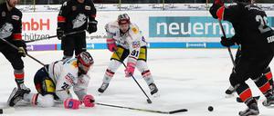 Die Nürnberger Andreas Jenike (r), Oliver Mebus (l) und Philippe Dupuis (hinten M) kämpfen mit den Berlinern Thomas Oppenheimer (M., l) und Mark Olver um den Puck.