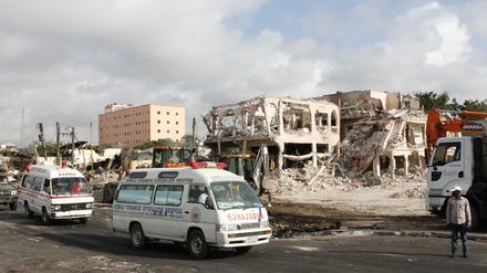 Krankenwagen am Ort des Selbstmordanschlags in Mogadischu. 
