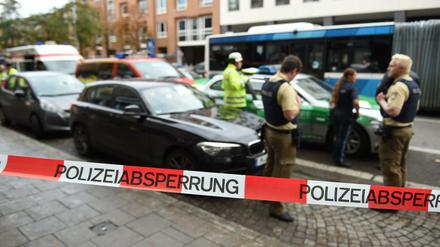 Polizisten am Samstag hinter einer Absperrung am Rosenheimer Platz in München.