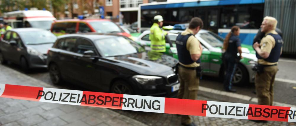 Polizisten am Samstag hinter einer Absperrung am Rosenheimer Platz in München.