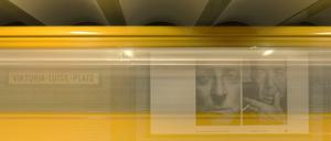 Wenn die U-Bahn einfährt, kommt für Menschen auf dem Gleis alle Hilfe zu spät. Foto: Mike Wolff