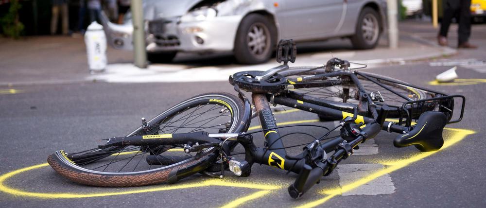 Sechs Fahrradfahrer kamen in Berlin in diesem Jahr bereits bei Verkehrsunfällen ums Leben. Foto: Daniel Naupold/dpa 