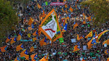 Tausende Anhänger der Unabhängigkeitsbewegung gingen in Barcelona auf die Straße.
