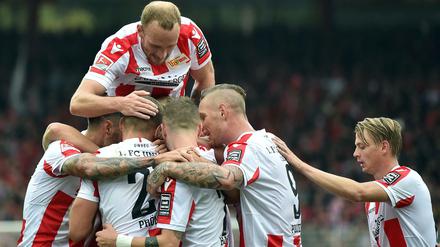 Die Union-Spieler feiern das zwischenzeitliche 2:0 gegen Fürth.
