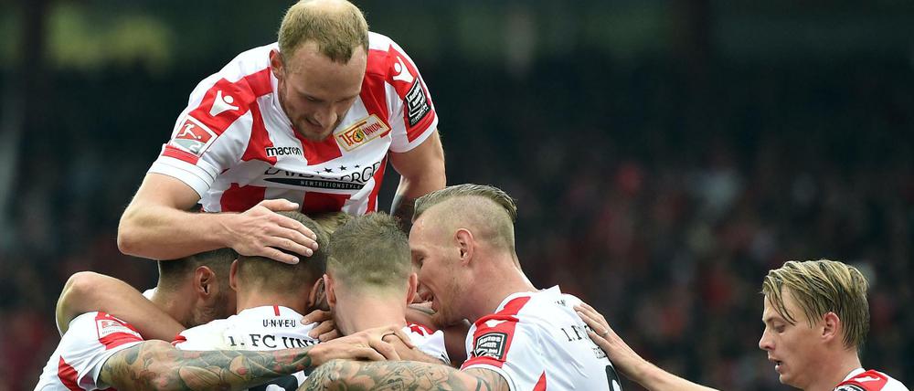 Die Union-Spieler feiern das zwischenzeitliche 2:0 gegen Fürth.