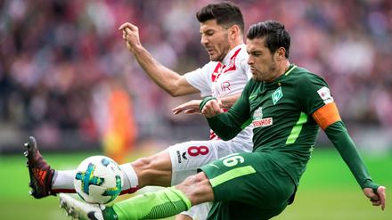 Milos Jojic (l.) und Bremens Zlatko Junuzovic schenken sich nichts. Aber am Ende stand ein torloses Unentschieden, das keinem Team richtig hilft. 