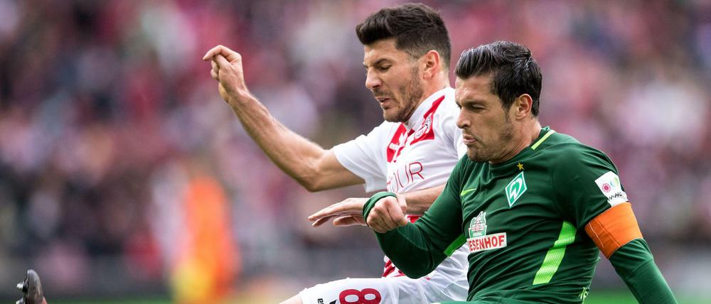 Milos Jojic (l.) und Bremens Zlatko Junuzovic schenken sich nichts. Aber am Ende stand ein torloses Unentschieden, das keinem Team richtig hilft. 