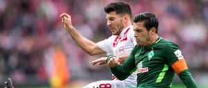 Milos Jojic (l.) und Bremens Zlatko Junuzovic schenken sich nichts. Aber am Ende stand ein torloses Unentschieden, das keinem Team richtig hilft. 