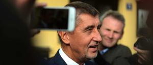Der tschechische Milliardär und Politiker Andrej Babis spricht nach der Stimmabgabe zu den Medien.