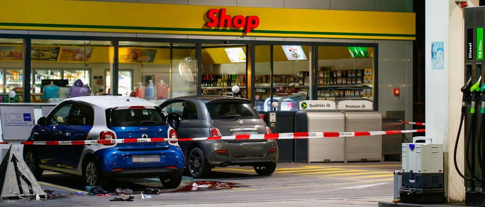 Ein Tankstellenshop in Flums, Schweiz, nachem ein 17-jähriger Mann mehrere Personen mit einer Axt verletzt hatte. 