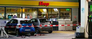 Ein Tankstellenshop in Flums, Schweiz, nachem ein 17-jähriger Mann mehrere Personen mit einer Axt verletzt hatte. 