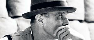 Dichter, Seher, Künstler: Die Kunsthistorikerin Kirsten Claudia Voigt untersucht in einer Studie die Beziehung zwischen Nietzsches „Umwertung aller Werte“ und Beuys' „Erweiterung des Kunstbegriffs“.