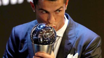 Ein Kuss für den Pokal: Cristiano Ronaldo bei der Gala in London.