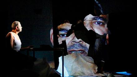Ich-Verlust: Falilou Seck in "Hundesöhne" am Maxim Gorki Theater.
