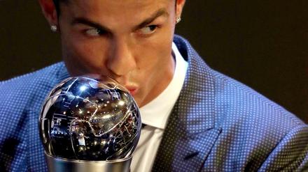 Das Bild kennt man. Cristiano Ronaldo von Real Madrid ist Weltfußballer.