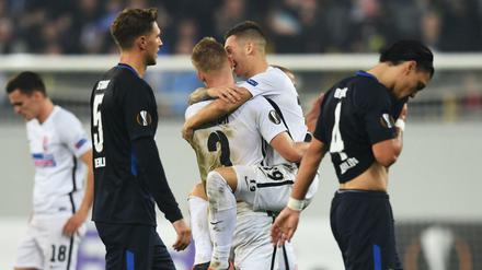Bedröppelt: Herthas Niklas Stark (links) und Karim Rekik sind nach der 1:2-Niederlage in Luhansk bedient.