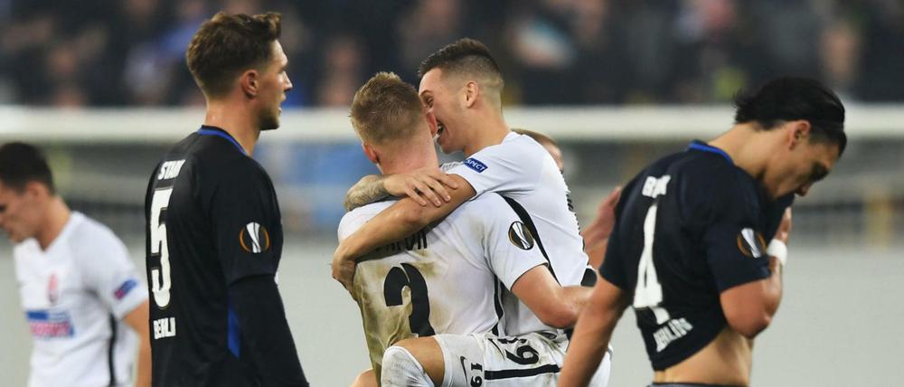 Bedröppelt: Herthas Niklas Stark (links) und Karim Rekik sind nach der 1:2-Niederlage in Luhansk bedient.