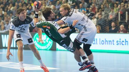 Berlins Fabian Wiede (Mitte) wird am Kreis von Kiels Rene Toft Hansen gestört.