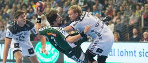 Berlins Fabian Wiede (Mitte) wird am Kreis von Kiels Rene Toft Hansen gestört.