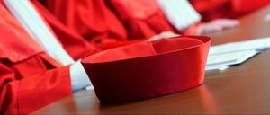 Blick auf die Roben der Richter beim Bundesverfassungsgericht in Karlsruhe.