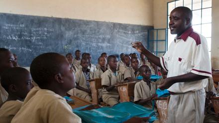 In einer Schule in Rumonge, im Süden von Burundi, nehmen Kinder am Unterricht teil. 