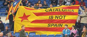 Auf der Tribüne beim FC Barcelona. Fans des 24-maligen spanischen Fußballmeisters halten eine Fahne mit der Aufschrift „Katalonien ist nicht Spanien“ hoch. 