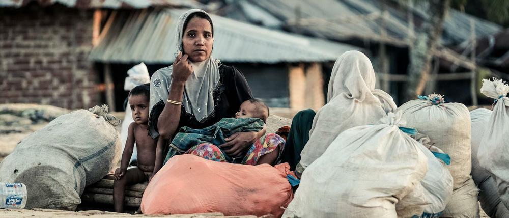 Rohingya-Flüchtlinge warten auf die Umsiedlung in ein neues Camp. 