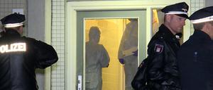 Einsatzkräfte der Polizei vor einem Wohnhaus in Hamburg. Ein zweijähriges Mädchen ist getötet worden.