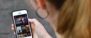 Kostenfalle Netflix. Schaut ein Stream-On-Kunde im Ausland einen Film, könnte das die Telekom 25 Euro und mehr kosten.