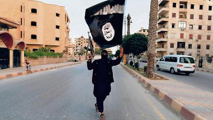 Ein IS-Kämpfer zeigt seine Flagge in Rakka (Archivbild).