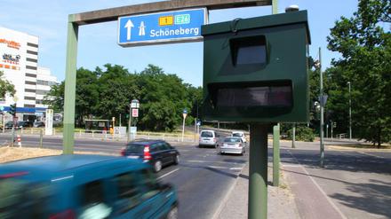 Einige Autofahrer kennen diesen stationären Blitzer am Steglitzer Kreisel vermutlich schon. Foto: Thilo Rückeis