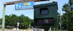 Einige Autofahrer kennen diesen stationären Blitzer am Steglitzer Kreisel vermutlich schon. Foto: Thilo Rückeis