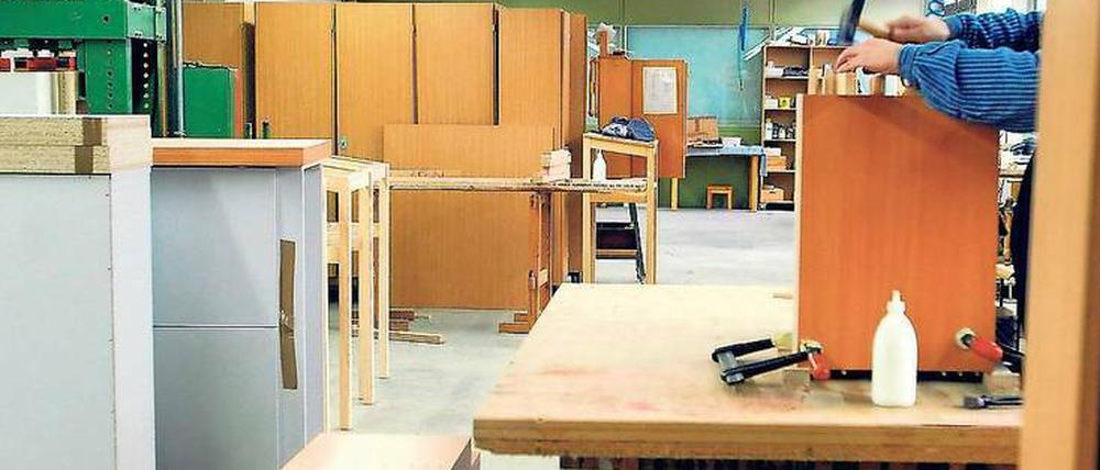 Handwerk in der Haft. In der JVA Tegel gibt es eine Tischlerei, Malerei, Sattlerei, Polsterei und Schlosserei.